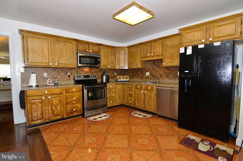 21064 View Glass Terrace Sterling, VA 20164 - Photo 4 of 29 Kitchen