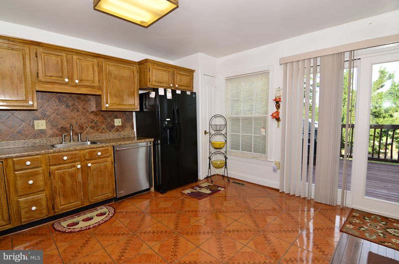 21064 View Glass Terrace Sterling, VA 20164 - Photo 5 of 29 Kitchen