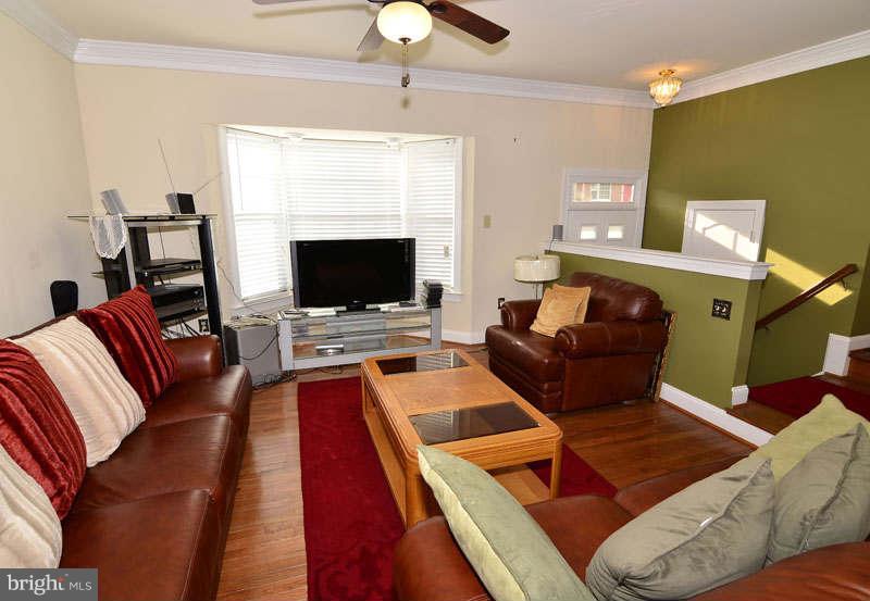 21064 View Glass Terrace Sterling, VA 20164 - Photo 8 of 29 Living Room