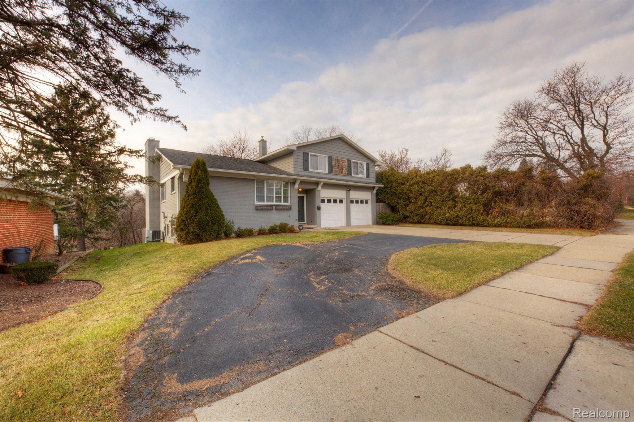 24185 Farmington Road Farmington, MI 48336 - Photo 3 of 50 Gallery Image 3