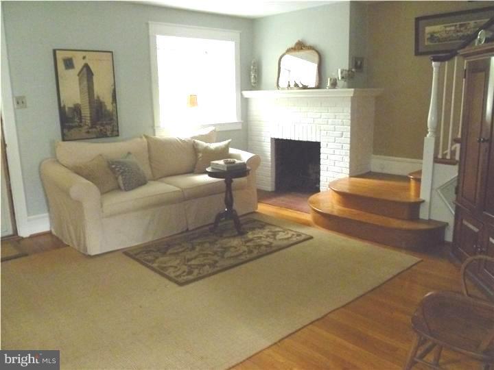 113 Gladstone Road Lansdowne, PA 19050 - Photo 9 of 21 Living Room