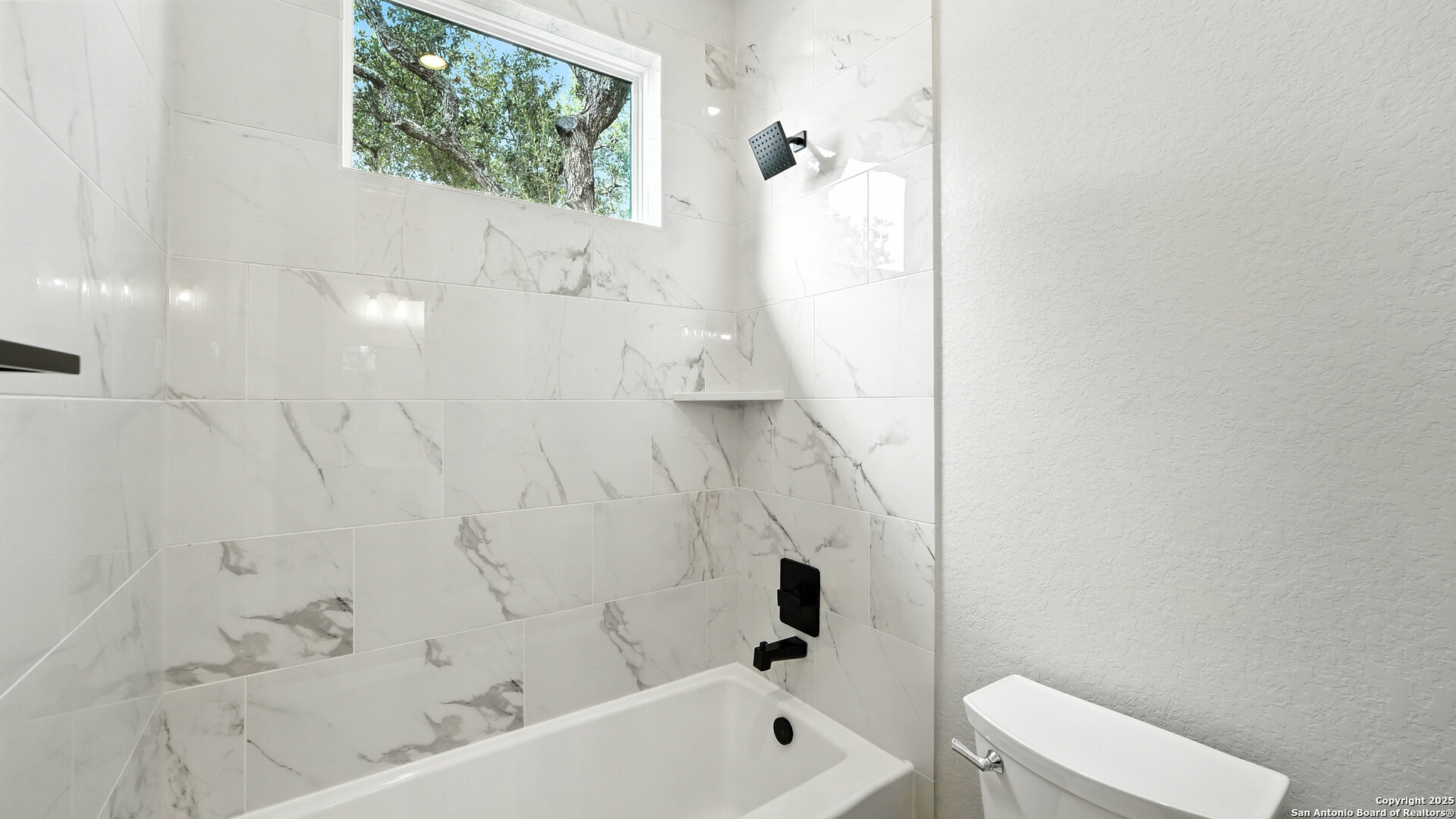 306 Toucan Drive Spring Branch, TX 78070 - Photo 30 of 50 a bathroom with a bathtub and toilet