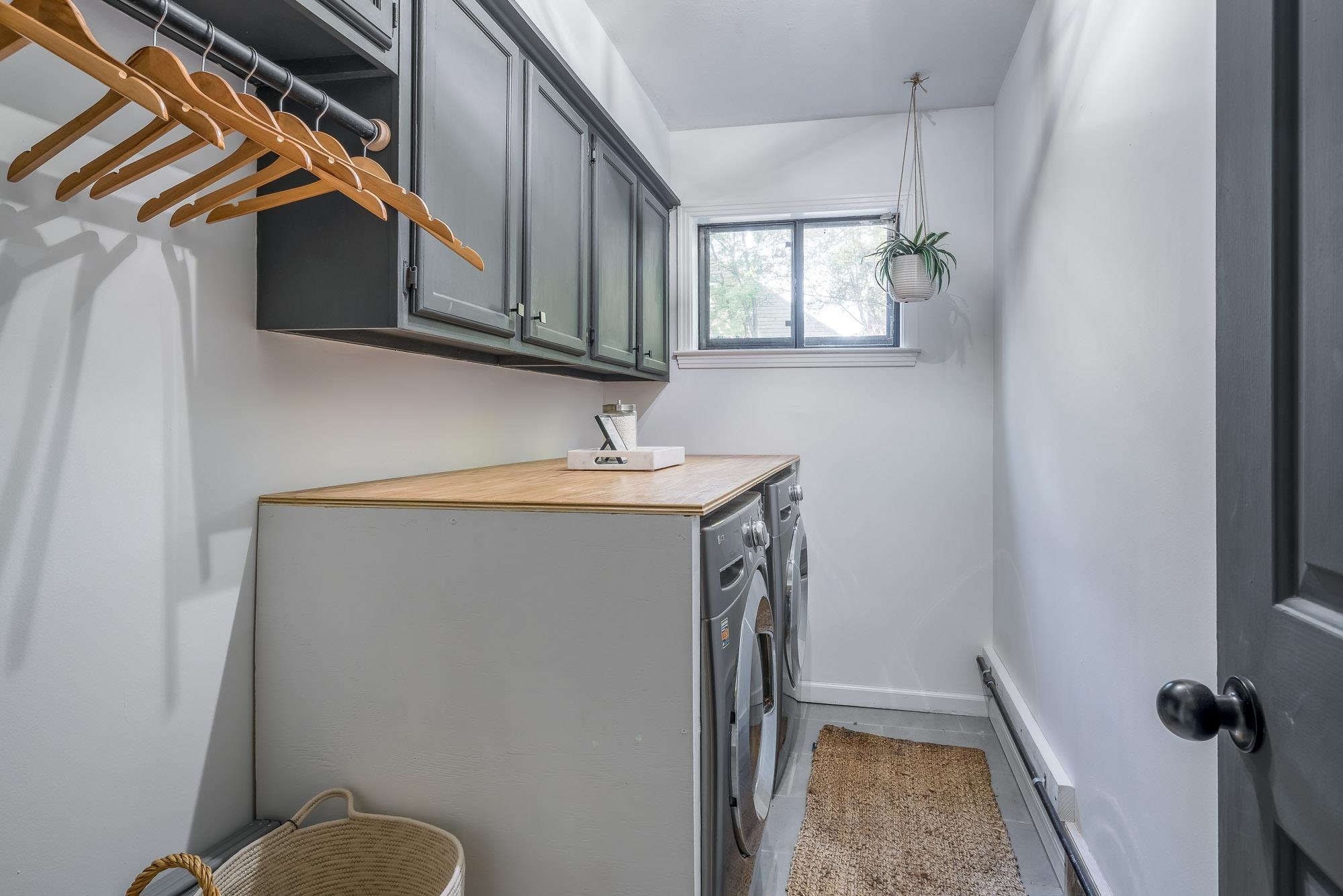 6780 Wytham Drive Memphis, TN 38119 - Photo 13 of 25 a bathroom with a sink and mirror