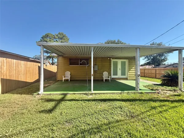 a view of a house with a backyard