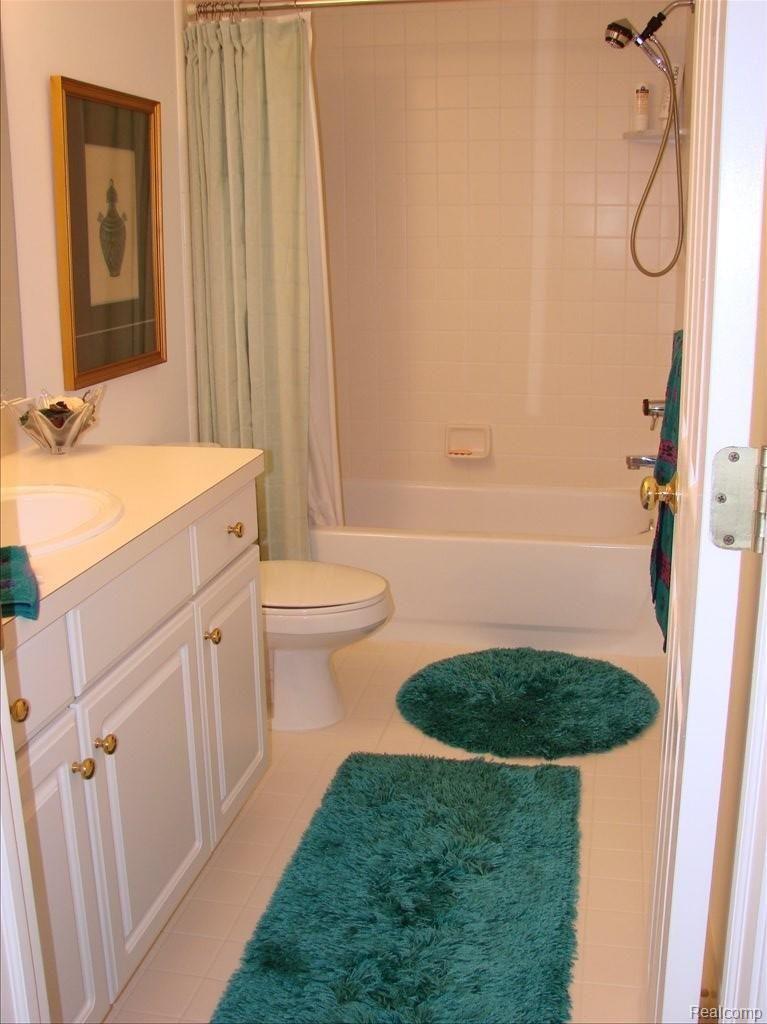 5898 Dawn Ridge Drive, Unit 101 Troy, MI 48098 - Photo 14 of 18 Upper Bath