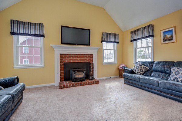 264 Hillcrest Road Northbridge, MA 01588 - Photo 8 of 28