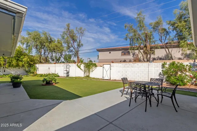 a view of a house with backyard
