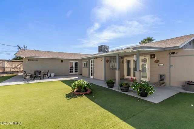 a view of a pathway of a house