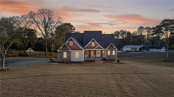 a view of front of a house with a yard