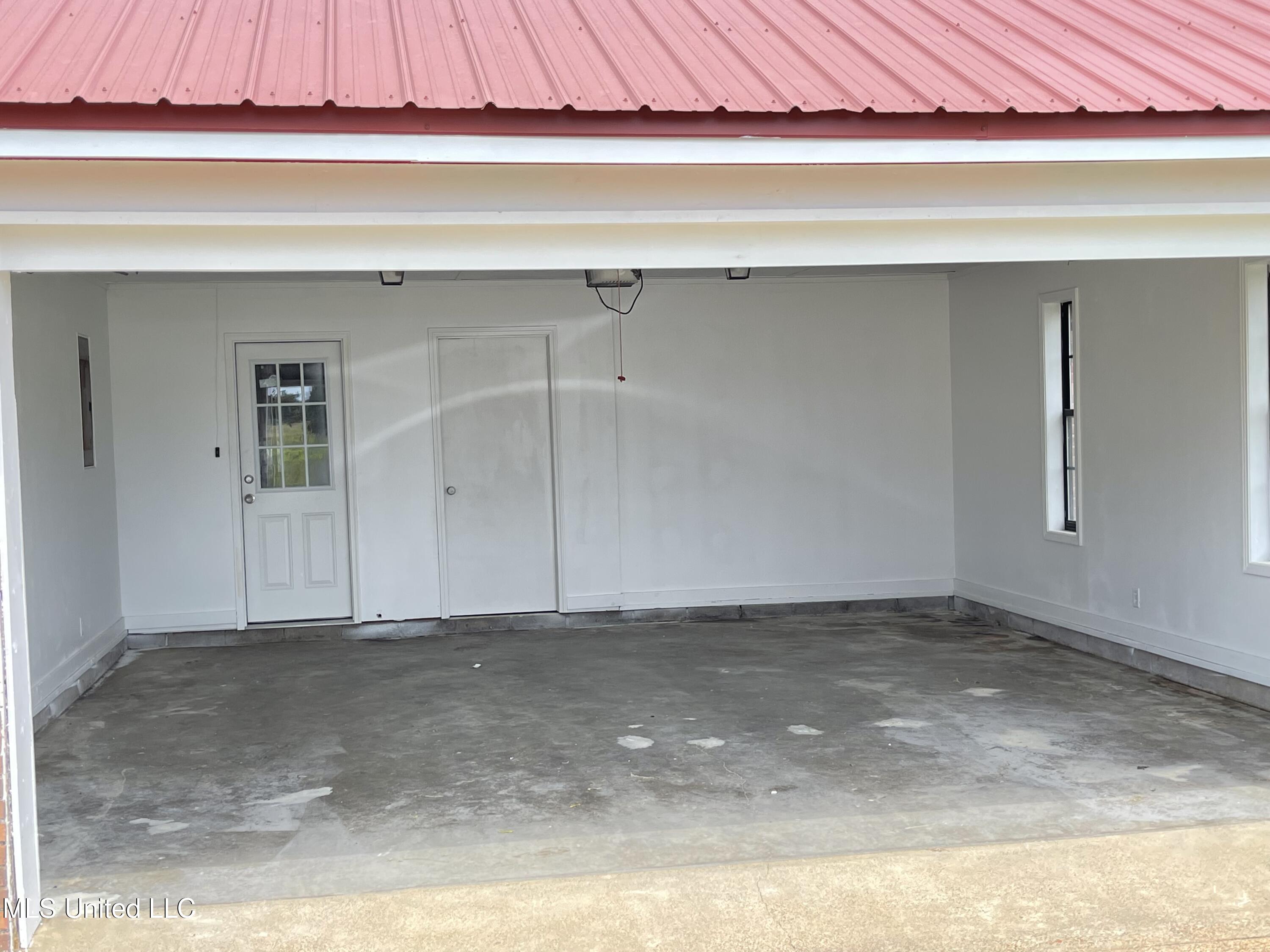 5733 Lucius Taylor Road Como, MS 38619 - Photo 3 of 13 2 car garage