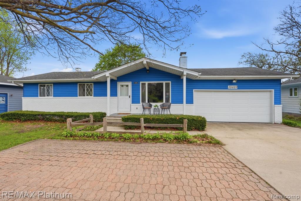 10469 Cooley Lake Road Commerce Township, MI 48382 - Photo 1 of 27