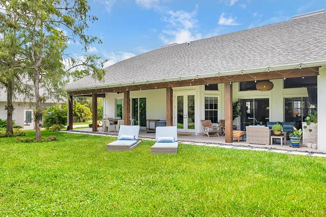 a view of a house with backyard and porch