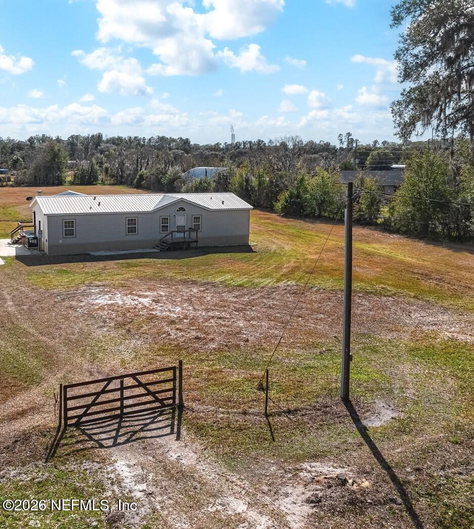 305 Palmetto Bluff Road Palatka, FL 32177 - Photo 29 of 34 Gate Entrance-Winter lawn