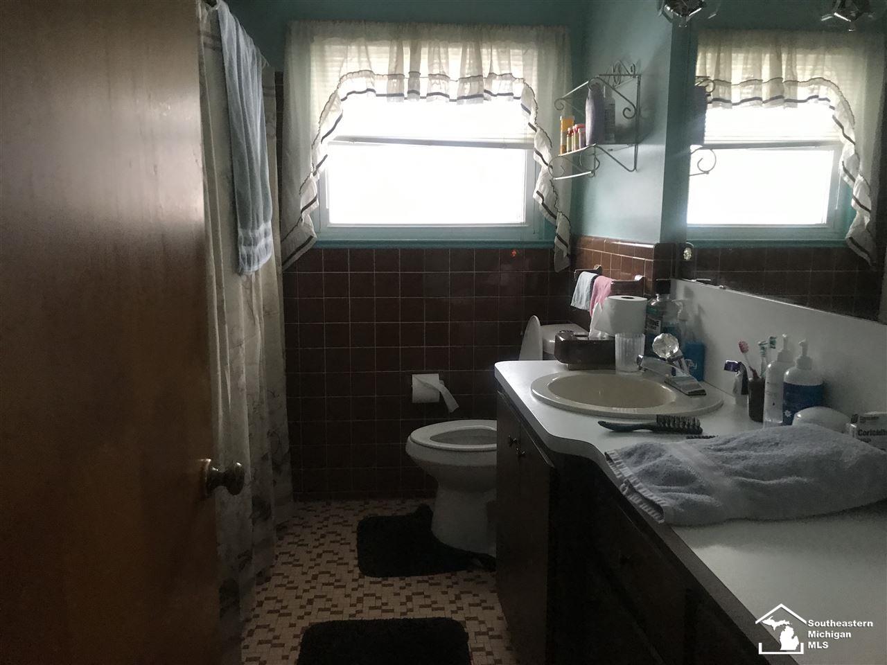 28231 Westerleigh Road Farmington, MI 48334 - Photo 5 of 22 31371644-4.JPG