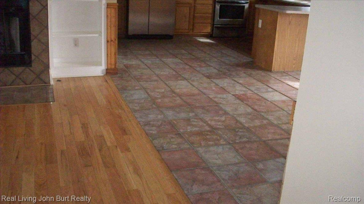 2191 Hummer Lake Road Oxford, MI 48371 - Photo 4 of 24 Flooring
