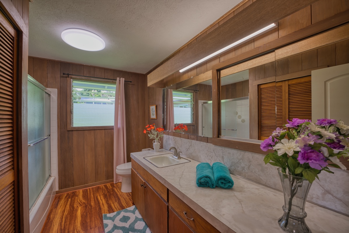 27-296 Ka'ie'ie Road Papaikou, HI 96781 - Photo 20 of 28 a lobby with furniture and flowers