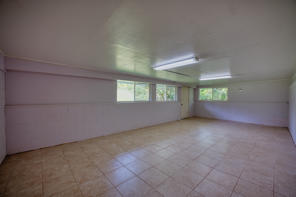 27-296 Ka'ie'ie Road Papaikou, HI 96781 - Photo 23 of 28 an empty room with windows