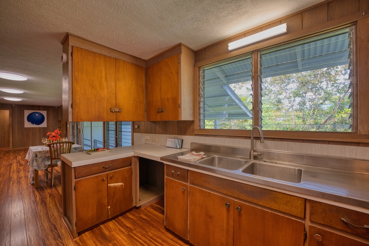 27-296 Ka'ie'ie Road Papaikou, HI 96781 - Photo 9 of 28 a kitchen that has a sink and a stove