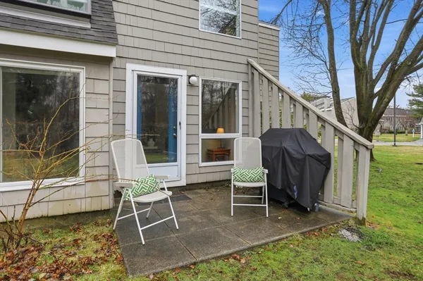 a view of a house with backyard and garden