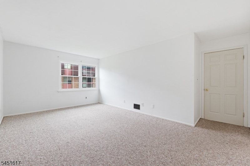 296 Alpine Way Woodbridge, NJ 07095 - Photo 13 of 30 Gallery Image 13