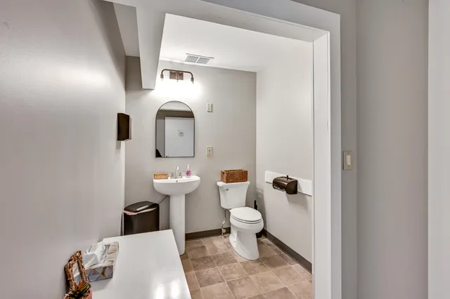 $859,999 | 675 Western Avenue, Manchester, ME 04351