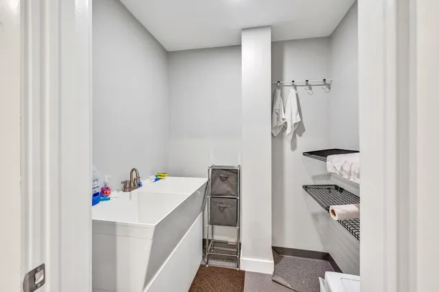 $859,999 | 675 Western Avenue, Manchester, ME 04351