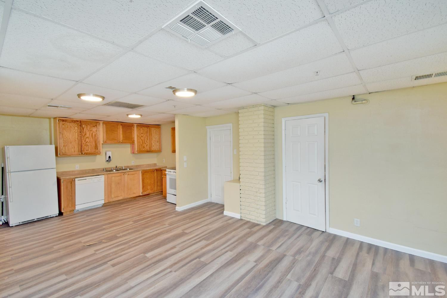 486 Highland Avenue Reno, NV 89512 - Photo 5 of 33 a view of kitchen with wooden floor