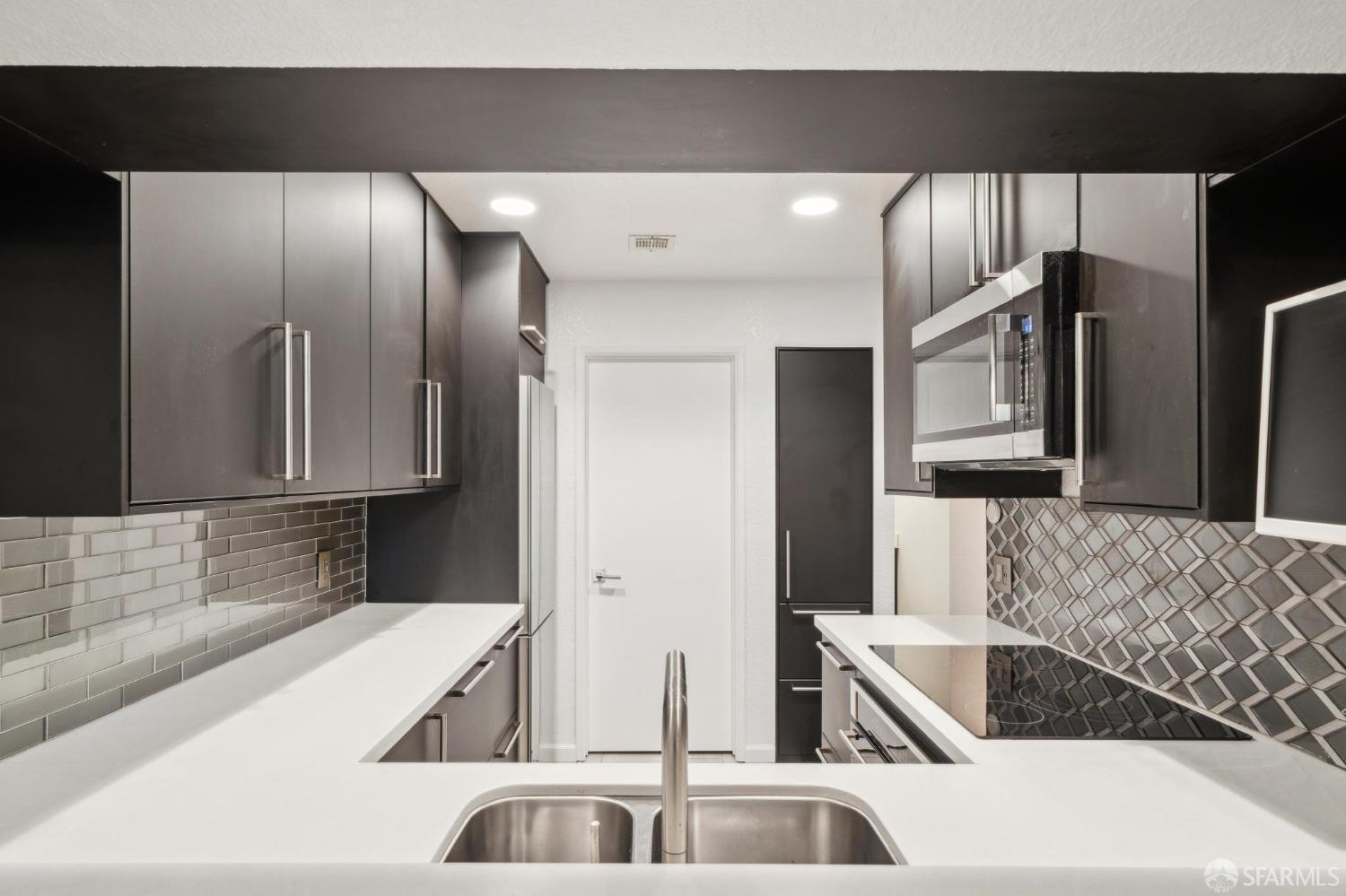 660 Canyon Oaks Drive, Unit E Oakland, CA 94605 - Photo 8 of 28