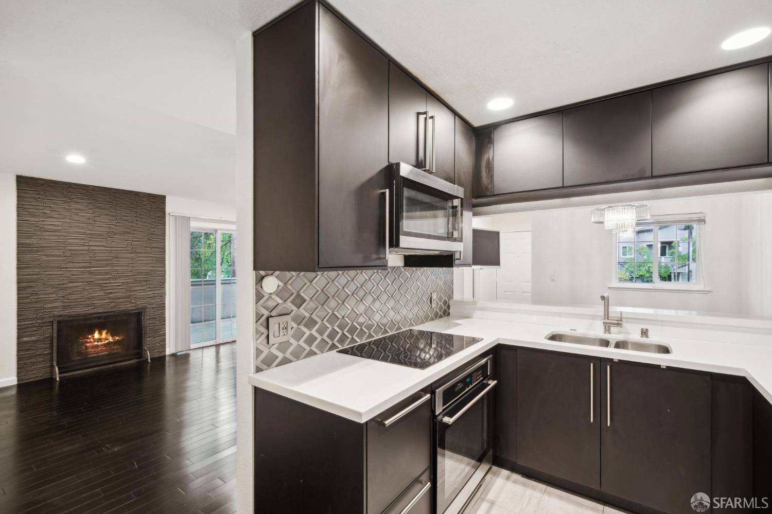 660 Canyon Oaks Drive, Unit E Oakland, CA 94605 - Photo 9 of 28