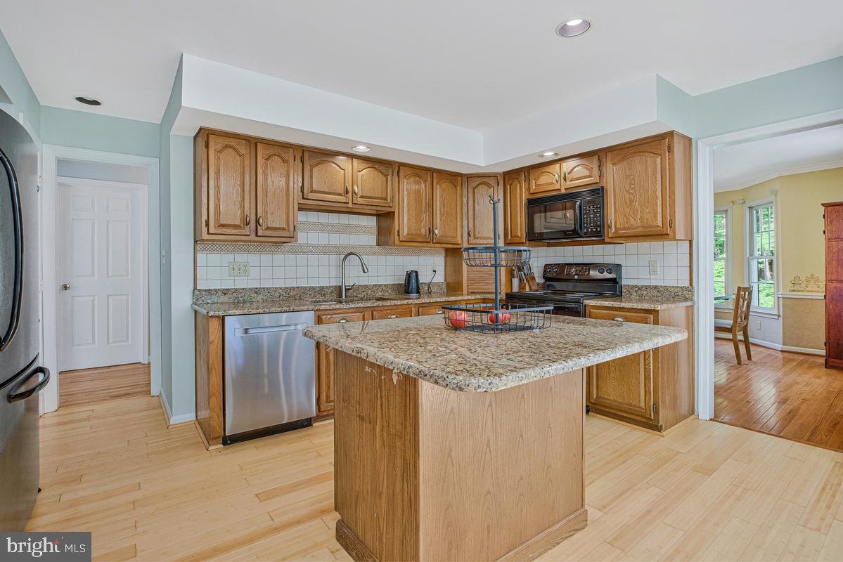 16311 Dahl Road Laurel, MD 20707 - Photo 17 of 54 Inviting kitchen with modern charm.