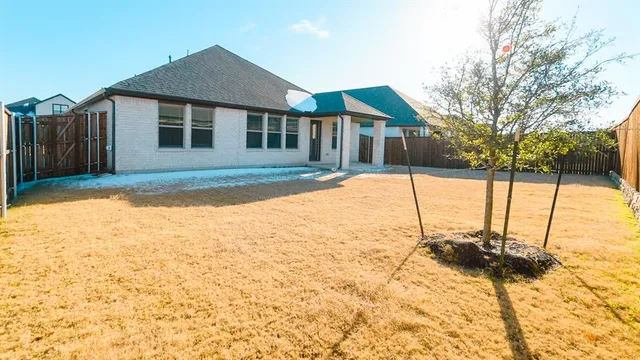 $2,400 | 465 Chase Creek Drive, Lavon, TX 75166