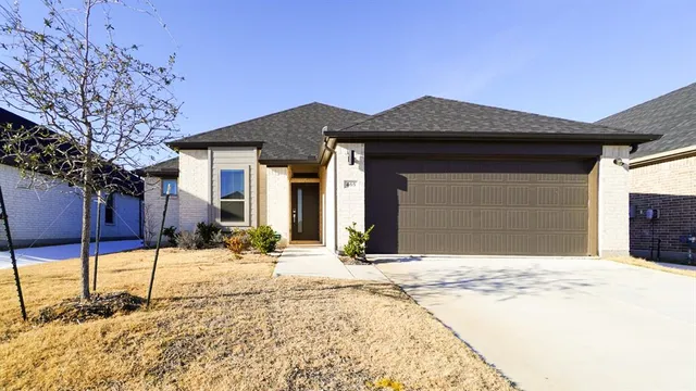 $2,400 | 465 Chase Creek Drive, Lavon, TX 75166