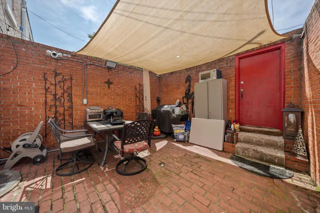 a view of a livingroom with outdoor seating