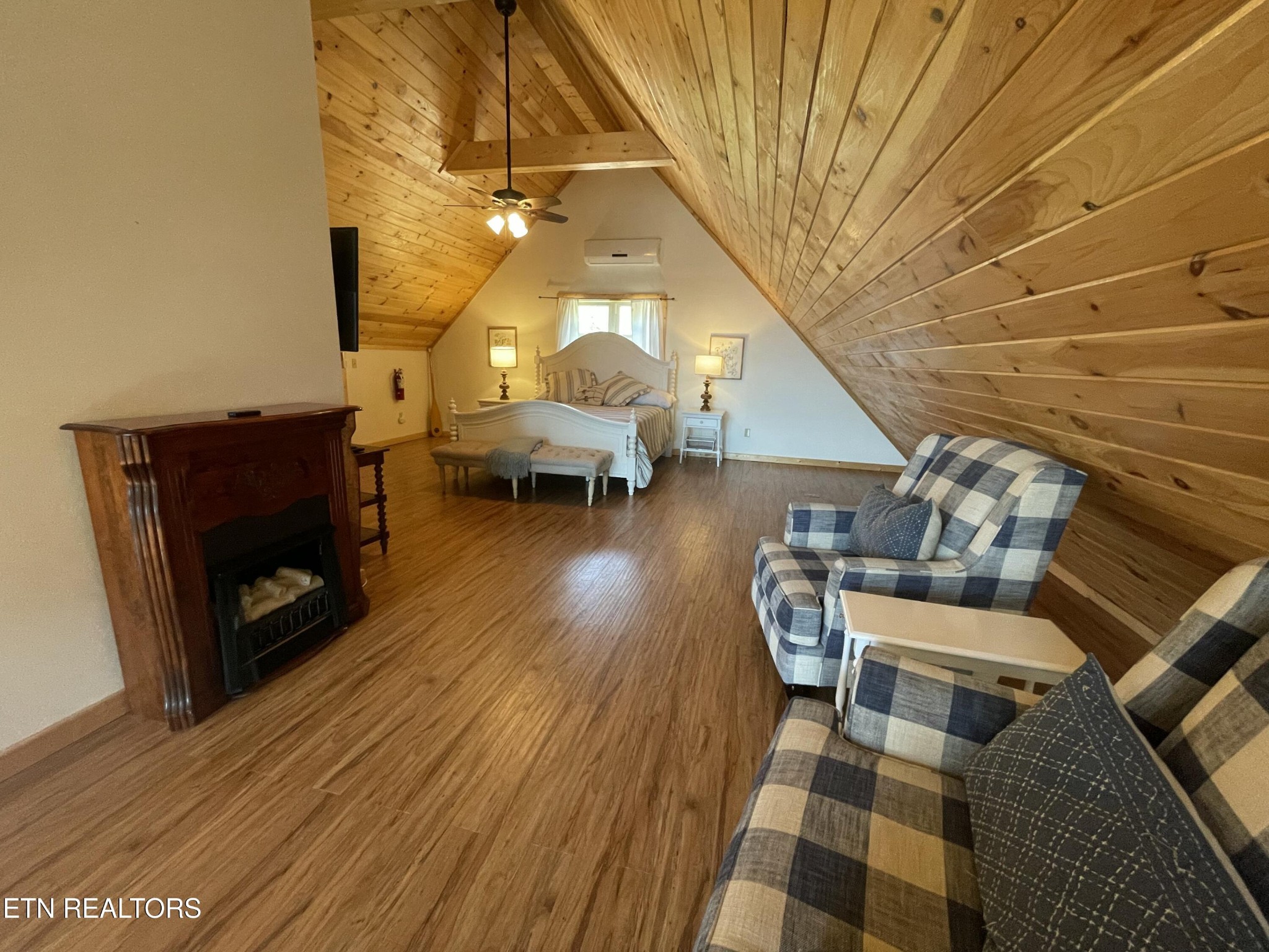 625 Bluff View Road New Tazewell, TN 37825 - Photo 12 of 57 a living room with furniture and a fireplace