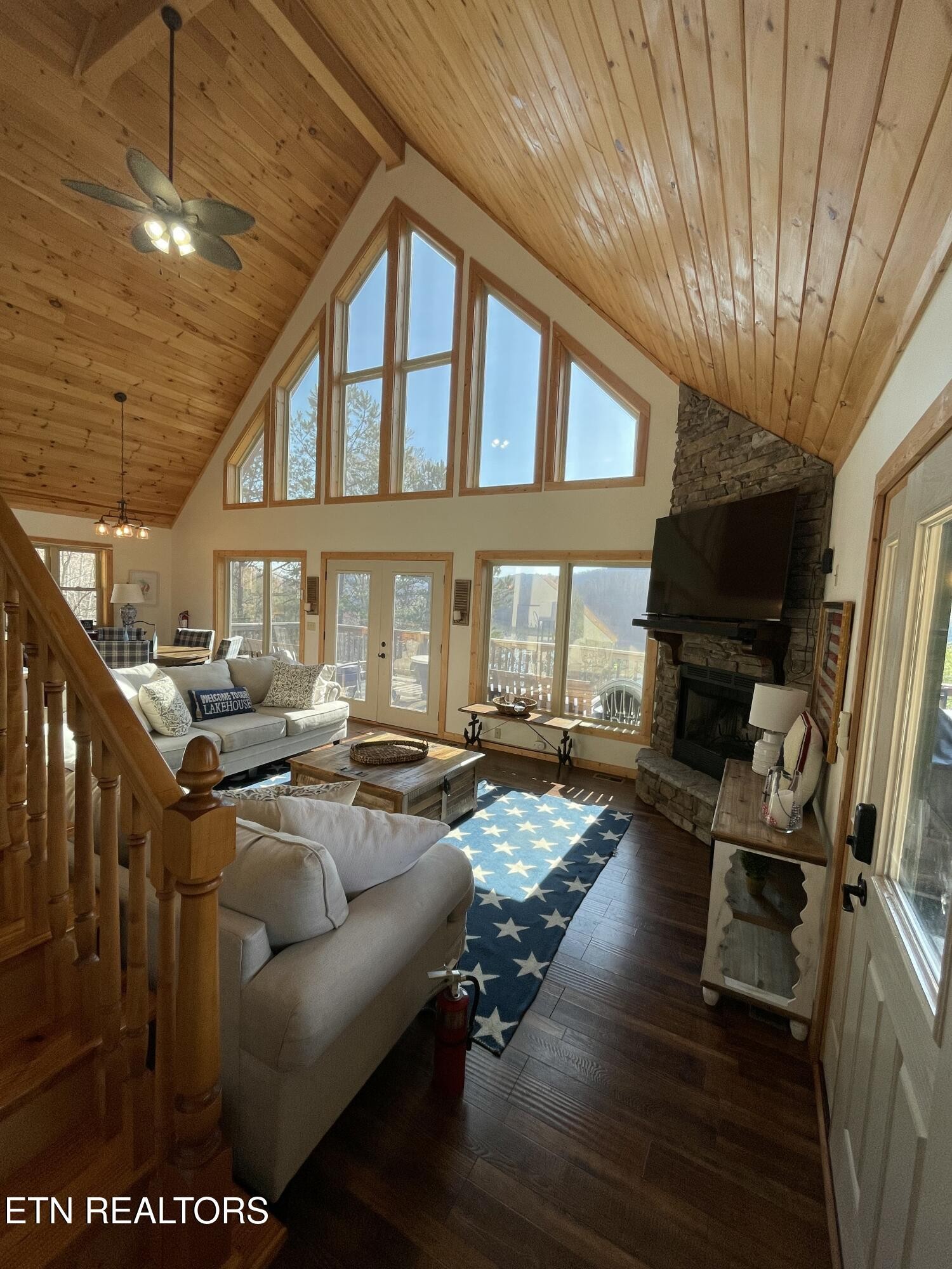 625 Bluff View Road New Tazewell, TN 37825 - Photo 3 of 57 a living room with furniture and a flat screen tv