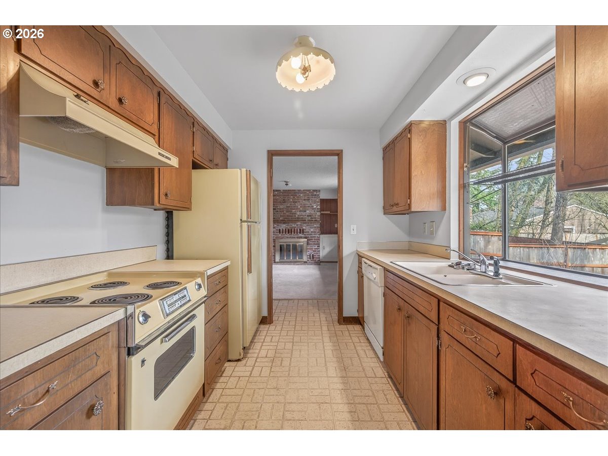 10036 Southwest 50th Avenue Portland, OR 97219 - Photo 11 of 34 Gallery Image 11