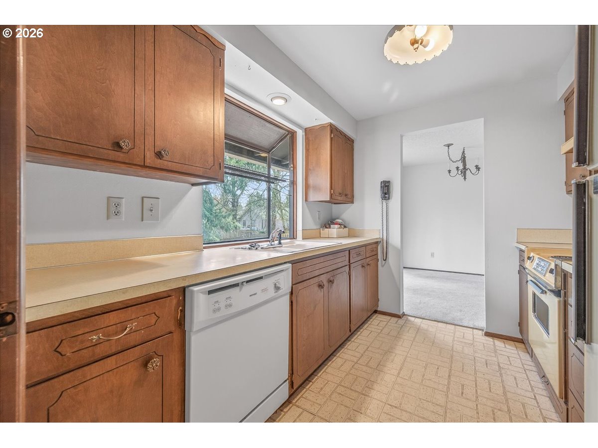 10036 Southwest 50th Avenue Portland, OR 97219 - Photo 12 of 34 Gallery Image 12