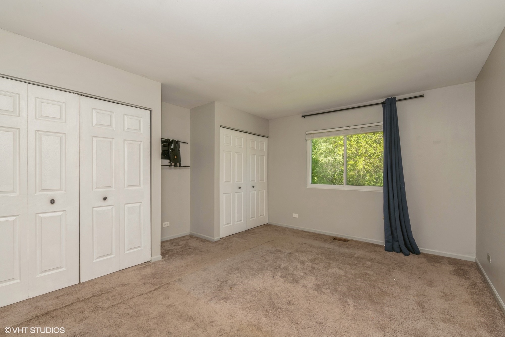 618 Hampton Circle Elgin, IL 60120 - Photo 11 of 18 an empty room with a window