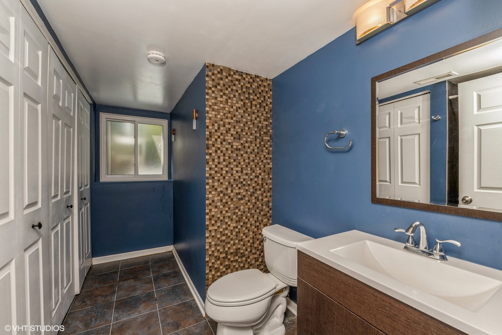 618 Hampton Circle Elgin, IL 60120 - Photo 8 of 18 a bathroom with a sink a toilet and shower