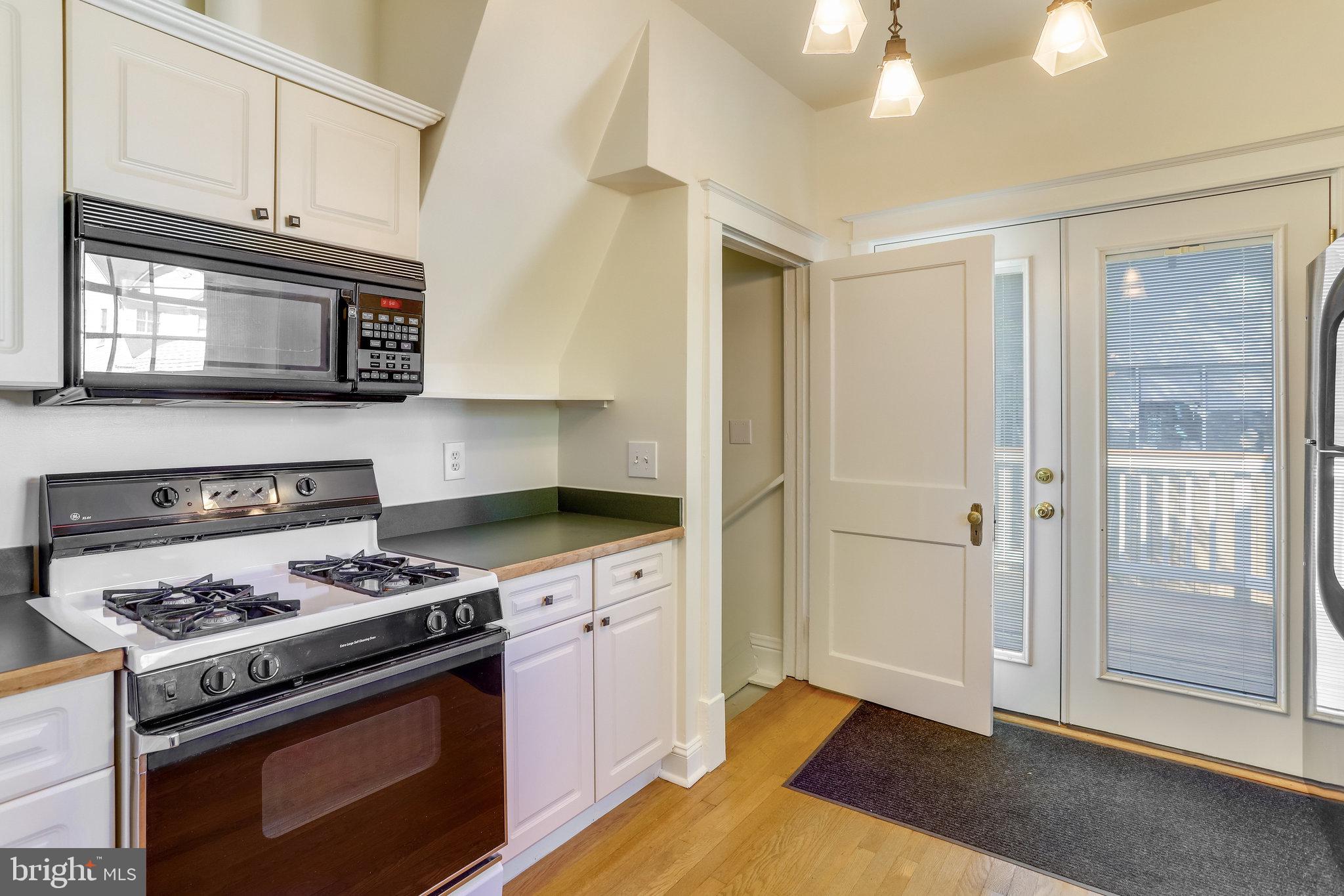 2436 North Glebe Road Arlington, VA 22207 - Photo 34 of 74 Did you see the gas stove? Now your cooking w/gas