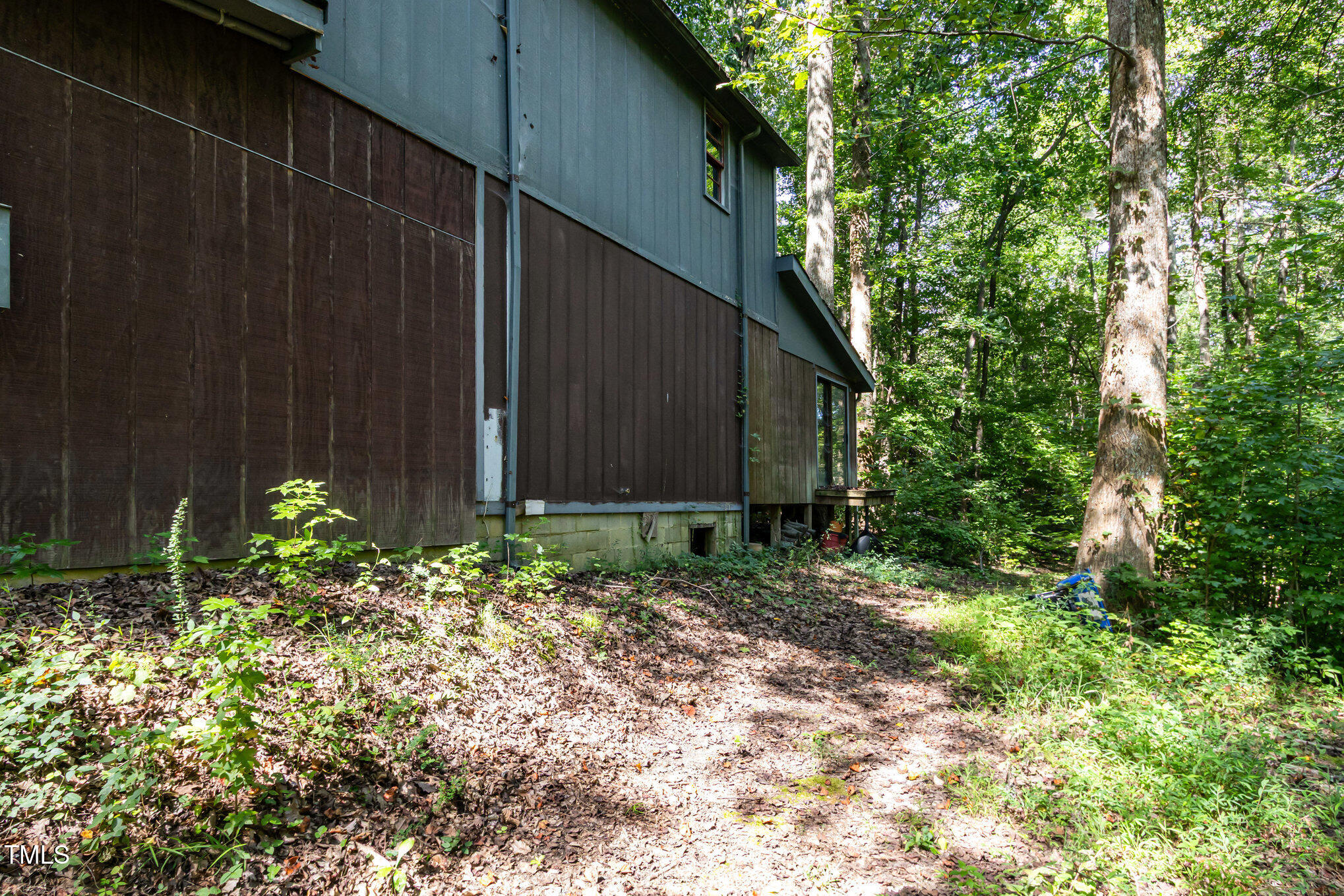 2089 Virgilina Road Roxboro, NC 27573 - Photo 26 of 32 a backyard of a house