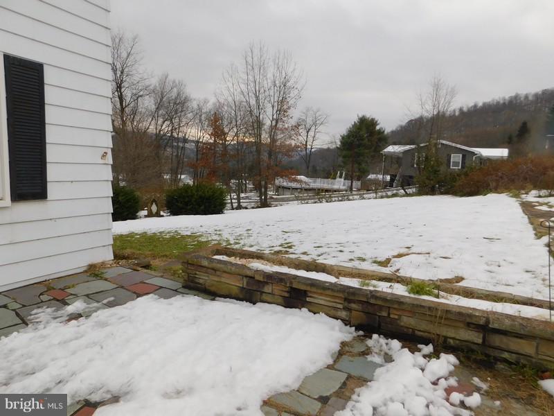 tnice front patio with large side yard