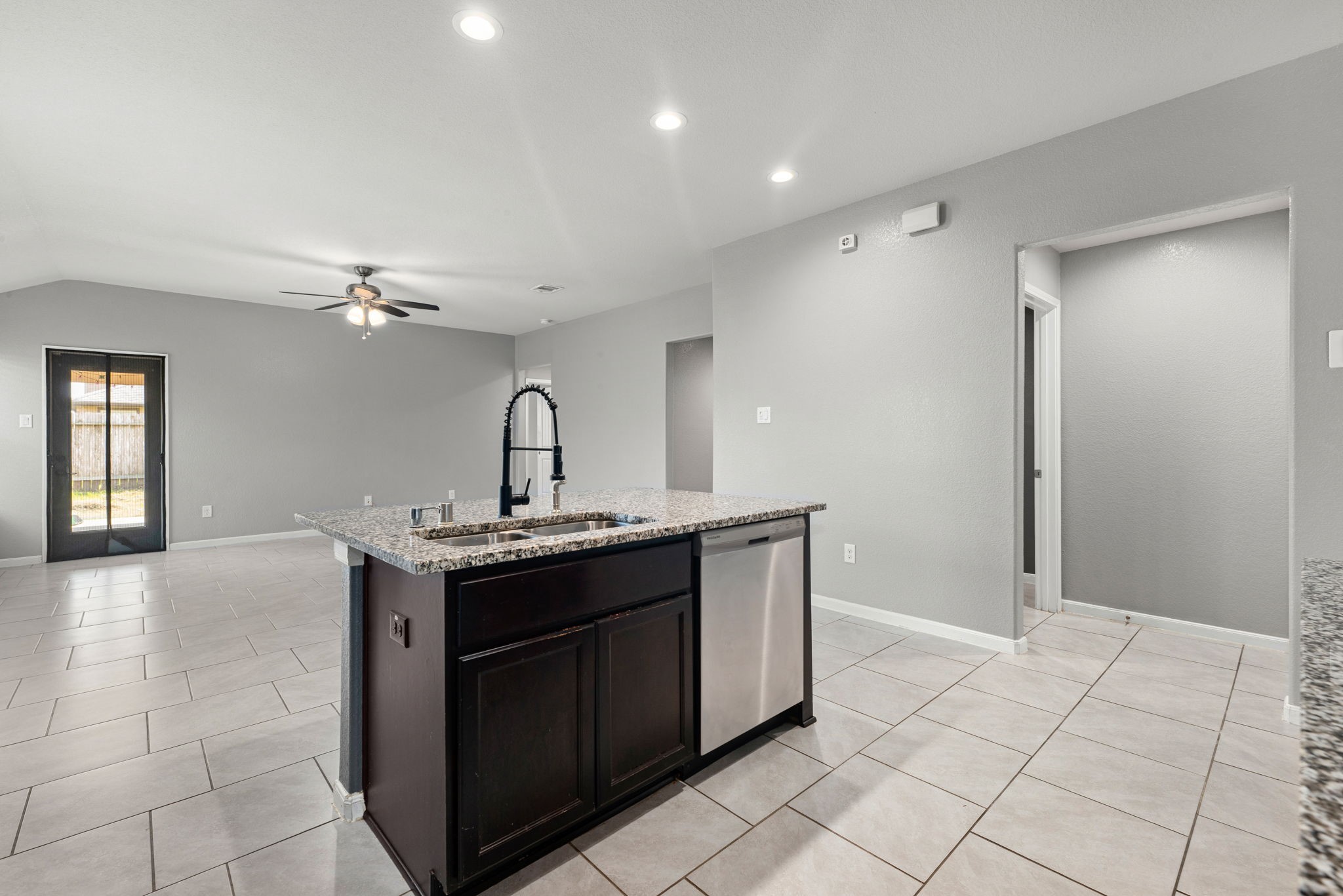 614 Harvest Bluff Drive Rosharon, TX 77583 - Photo 10 of 34 Gallery Image 10