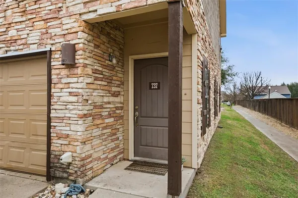 a view of a pathway of a house with backyard