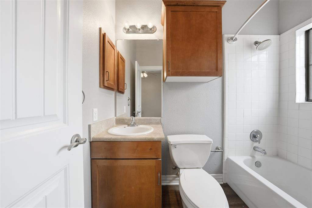 2410 South 2nd Street, Unit 737 Waco, TX 76706 - Photo 26 of 40 private ensuite bathroom