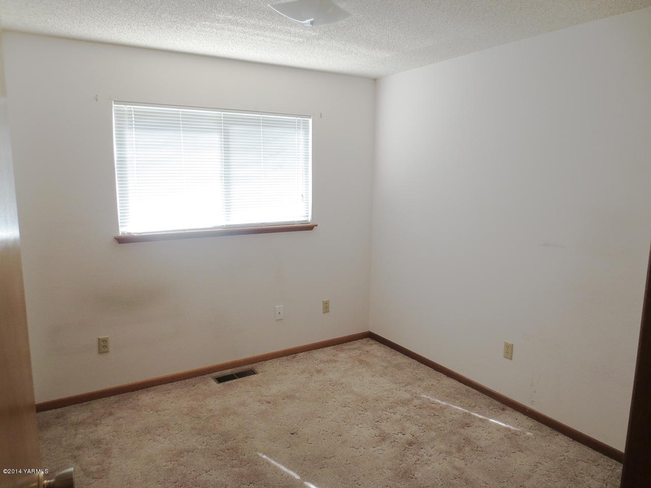 172 Kail Road Tieton, WA 98947 - Photo 14 of 16 an empty room with a window