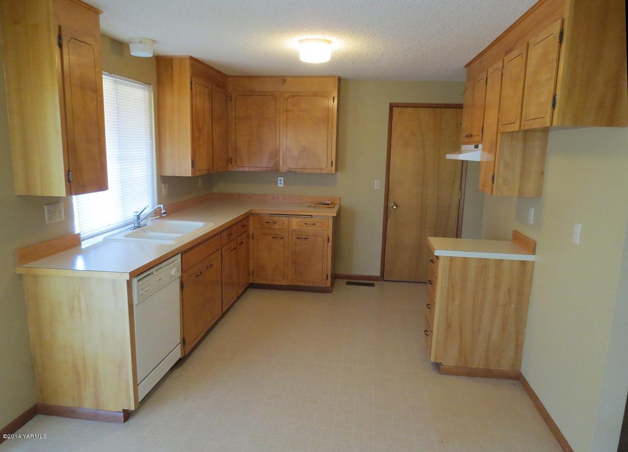 172 Kail Road Tieton, WA 98947 - Photo 7 of 16 a bathroom with a sink a toilet and mirror