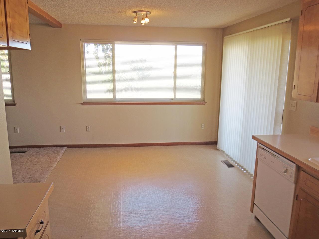 172 Kail Road Tieton, WA 98947 - Photo 8 of 16 an empty room with a window
