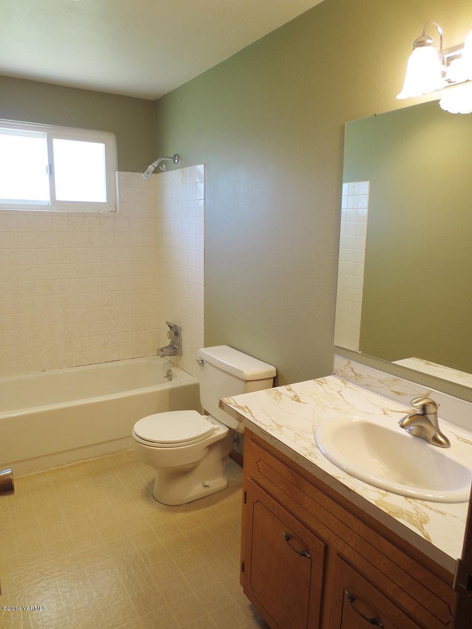 172 Kail Road Tieton, WA 98947 - Photo 10 of 16 a bathroom with a sink a toilet and shower