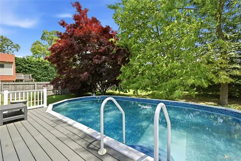 $619,000 | 17 Pauchogue Avenue, East Islip, NY 11730